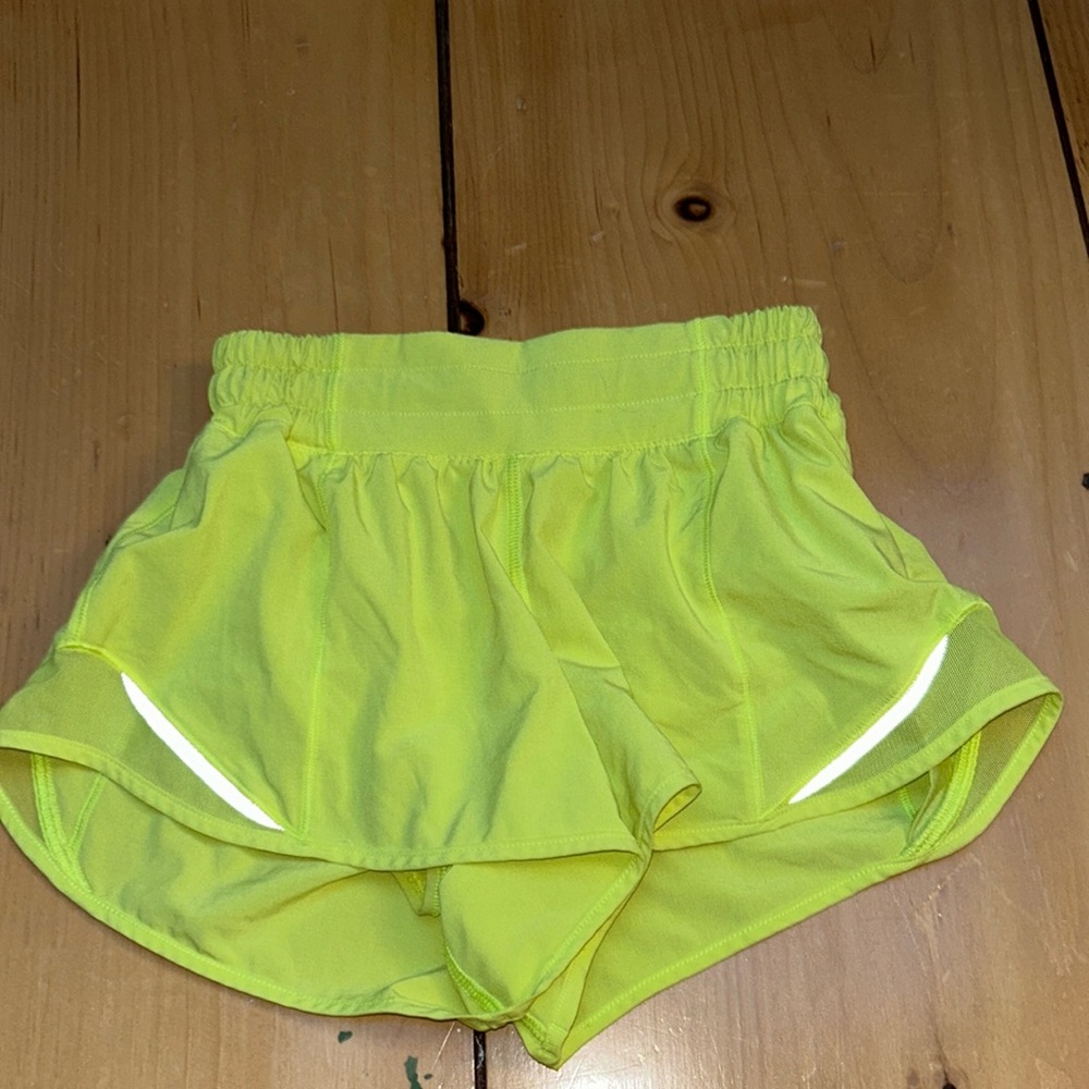 Lululemon 2.5 inch low rise hotty hot shorts